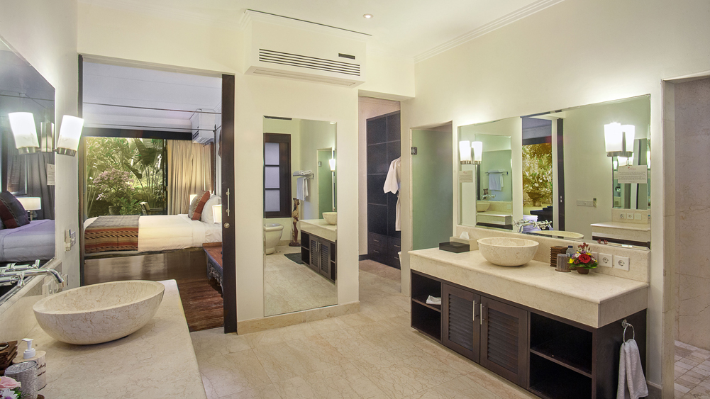 Villa Avalon Main House - Downstairs master bedroom ensuite